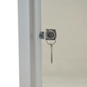 Système de fermeture à clé vitrine intérieure en aluminium - Doal concept enseignes et signalétiques en ligne