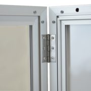 Système de fermeture vitrine intérieure en aluminium - Doal concept enseignes et signalétiques en ligne